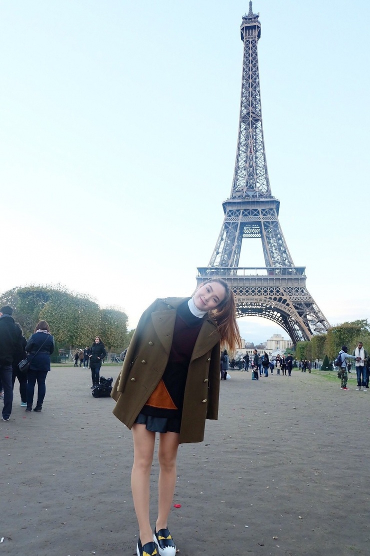 Ca sĩ Minh Hằng khoe nhan sắc ít son phấn cùng phong thời trang trẻ trung, năng động trong chuyến du lịch Paris năm 2016. Sau một thập kỷ, Minh Hằng nói sự nghiệp lẫn cuộc sống đã có nhiều thay đổi. Giọng ca Một vòng trái đất đã kết hôn, có một bé trai 2 tuổi.