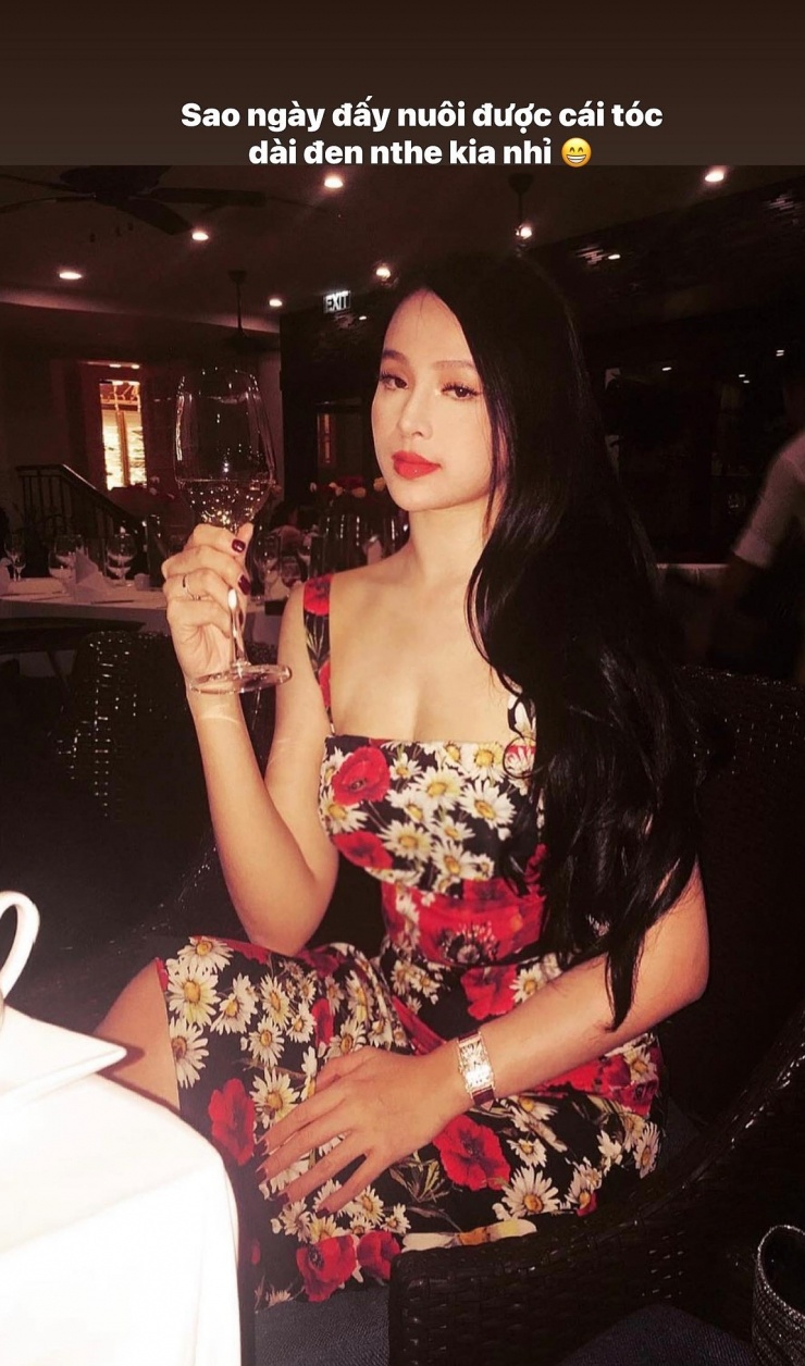 Huyền Baby tự nhận 10 năm trước trông cô còn 'dừ' hơn hiện tại. 'Chị đẹp' sinh năm 1989 cũng được người hâm mộ khen ‘'lão hóa ngược' khi diện mạo ngày càng trẻ trung, xinh đẹp.