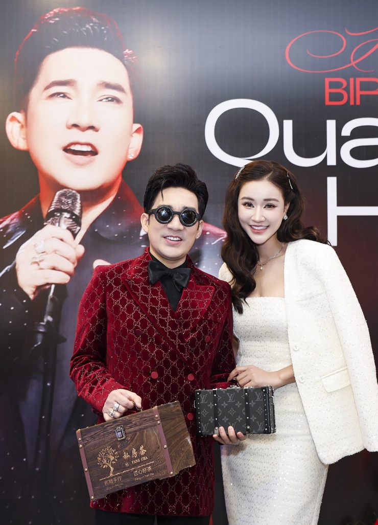 Quang Hà bảnh bao trong thiết kế gam đỏ may bằng vải nhung của thương hiệu Gucci tiếp đón ca sĩ Maya tới chung vui với anh. Giọng ca gốc Hà Nội kỷ niệm sinh nhật 19/1 bằng buổi tiệc sang trọng, ấm cúng tổ chức tại một khách sạn 5 sao ở thủ đô.