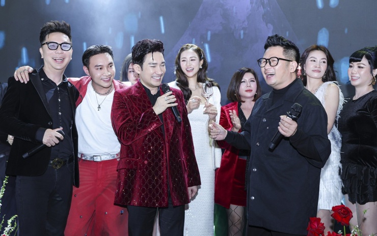 Quang Hà diện áo 250 triệu đồng đón tuổi mới bên bạn bè nghệ sĩ - 10