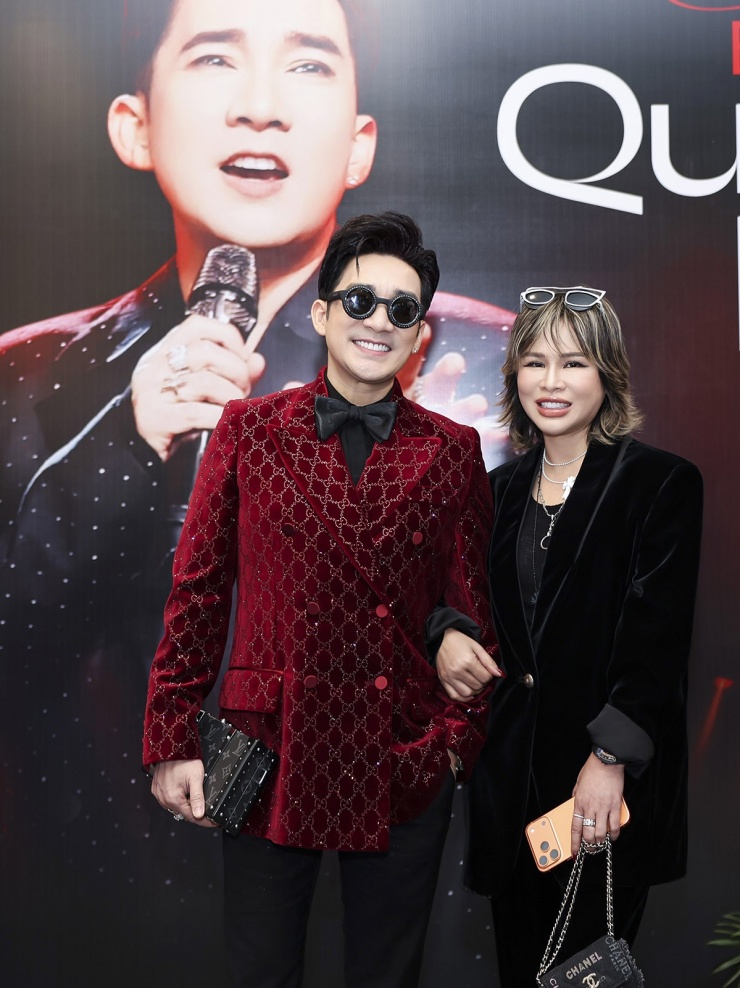 Quang Hà tiết lộ bộ vest anh mặc trị giá 250 triệu đồng do em gái kết nghĩa An Phạm (phải) tặng.