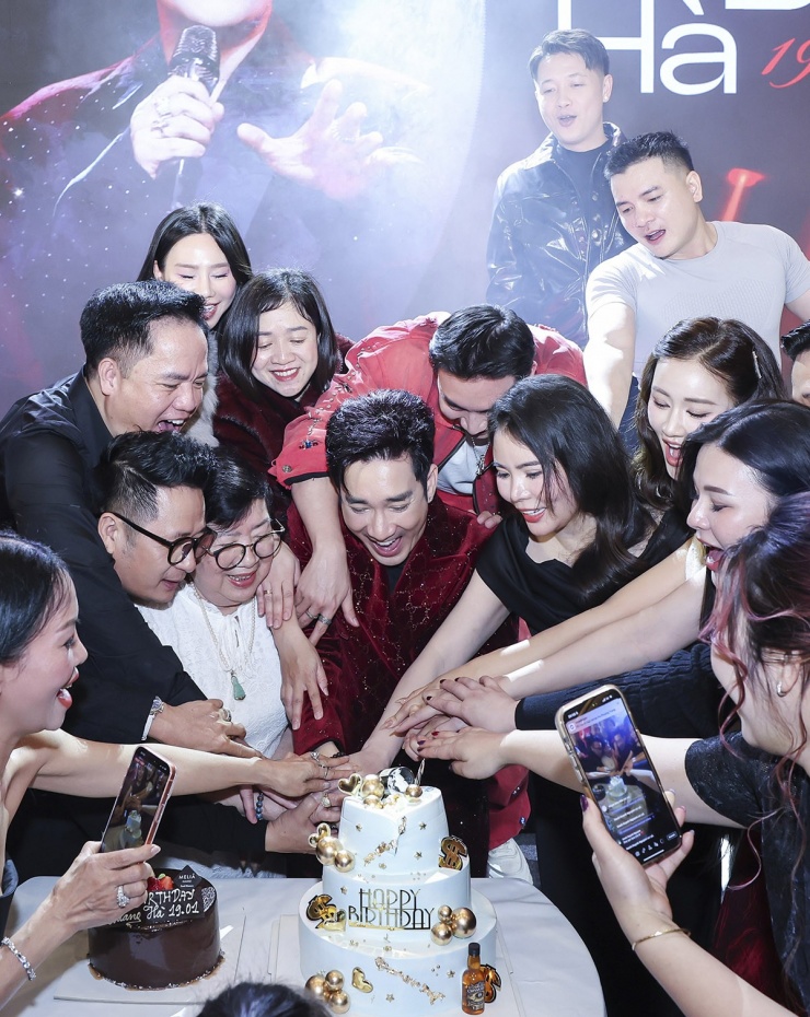 Ca sĩ chung tay cắt bánh kem với mẹ và khách mời trong đêm tiệc.