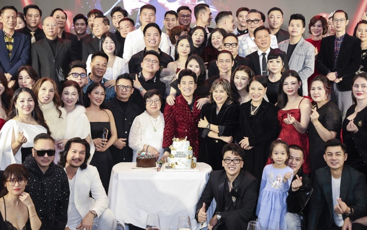 'Chàng Ngỡ' chụp ảnh kỷ niệm cùng gia đình, bạn bè nghệ sĩ, doanh nhân.