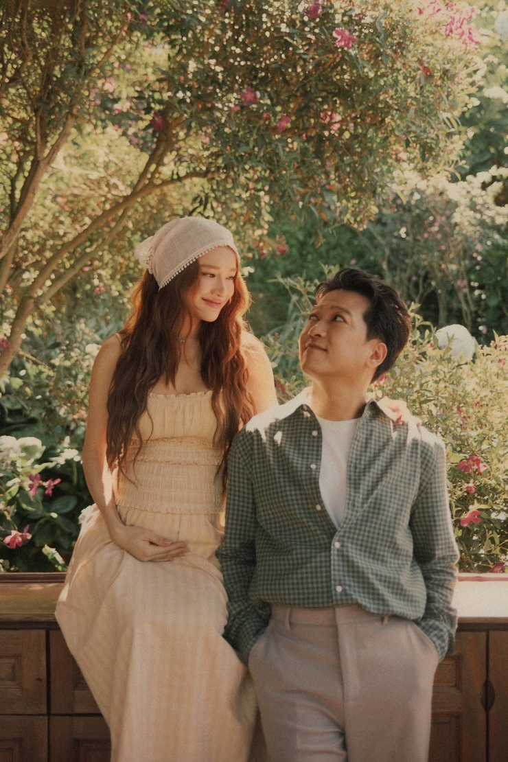 Trong bộ ảnh mới thực hiện tại nhà vườn của gia đình ở Đà Lạt, Nhã Phương chọn phong cách lãng mạn với đầm hai dây xếp nếp màu trung tính, phần eo ôm nhẹ làm nổi bật bụng bầu.