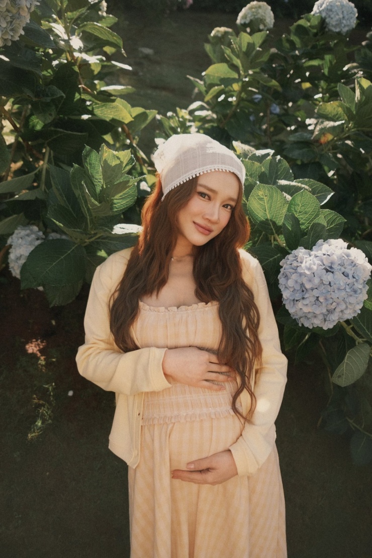 Có lúc người đẹp 36 tuổi khoác thêm cardigan đồng điệu, phù hợp không khí se lạnh ở thành phố ngàn hoa.