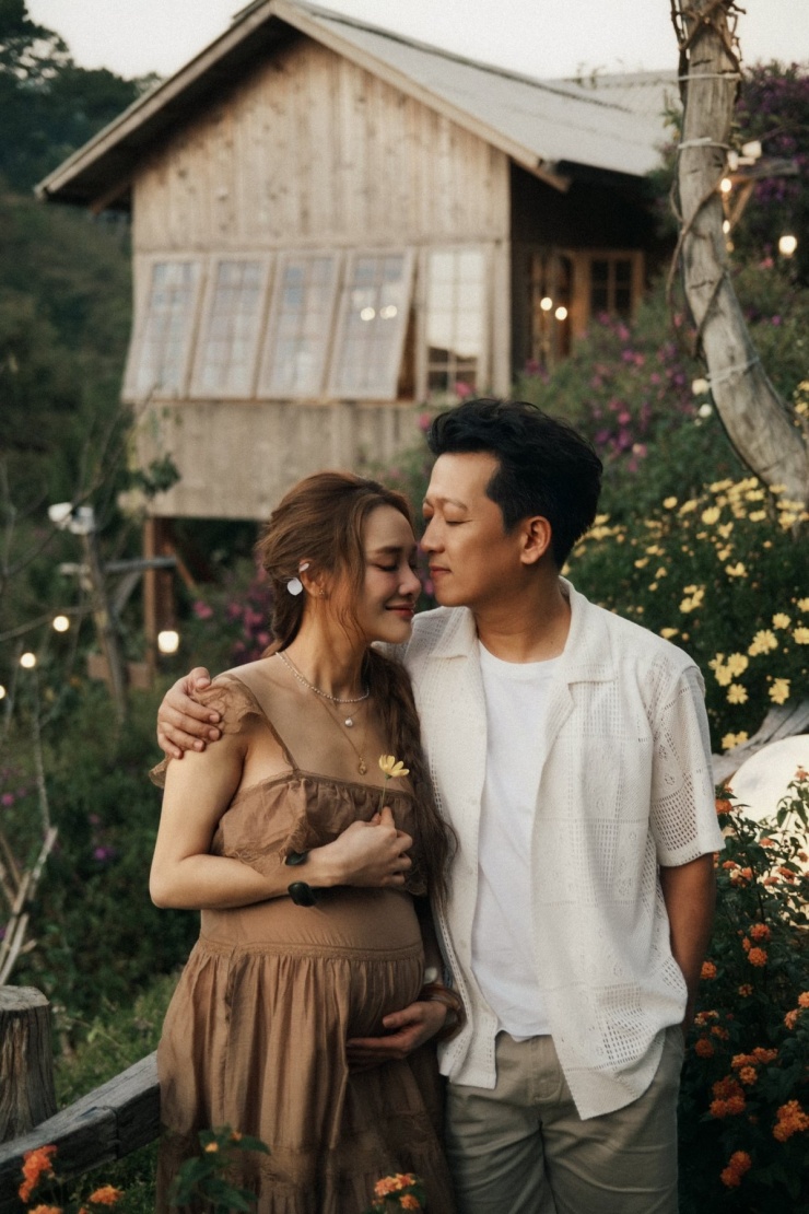 Khi thay sang thiết kế maxi đậm tinh thần bohemian, Nhã Phương tết tóc rối để hoàn thiện tổng thể hài hòa.