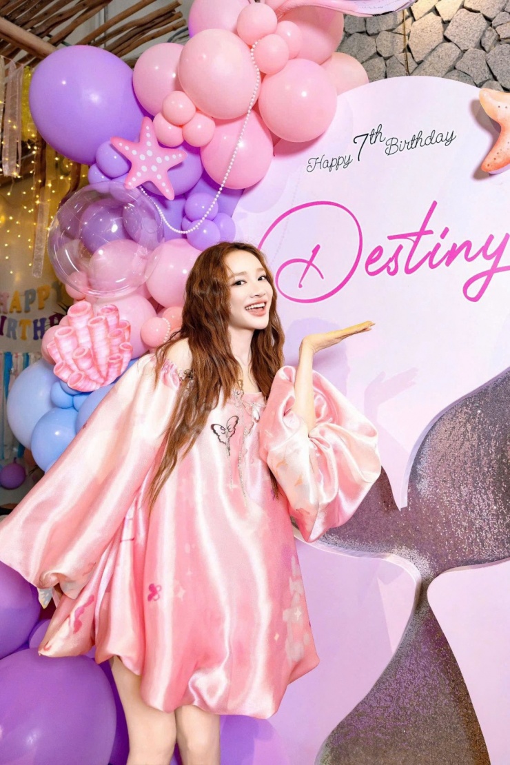 Trong bữa tiệc sinh nhật 7 tuổi của con gái Destiny tối 11/1, Nhã Phương diện đầm lụa trễ vai suông rộng với gam hồng ngọt ngào.