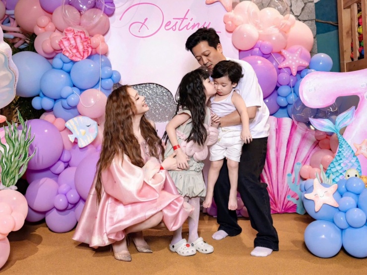 Diễn viên Tuổi thanh xuân kết hợp giày cao gót mũi nhọn "kéo dài" đôi chân, tăng nét điệu đà.