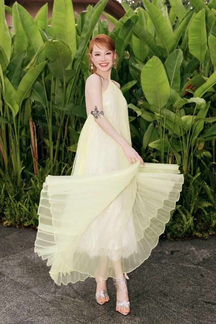 Thiết kế cổ yếm dập ly xòe rộng giúp Nhã Phương ghi dấu ấn tại show thời trang của Adrian Anh Tuấn, tháng 7/2025.