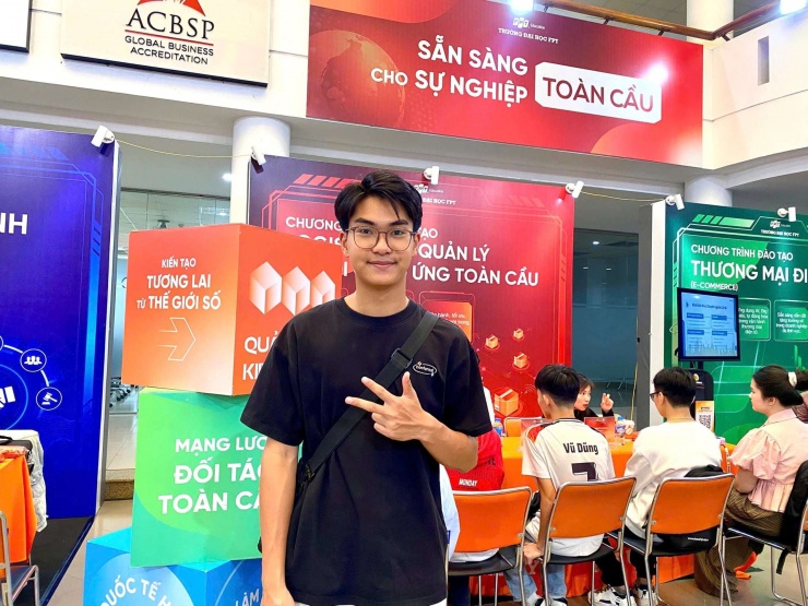 Bộ GDĐT đang xin ý kiến các trường để giới hạn mỗi thí sinh chỉ được đăng ký tối đa 10 nguyện vọng. Trong ảnh, em Phạm Tuấn Thành, học sinh lớp 12 Trường THPT Trương Định, phường Hoàng Mai, Hà Nội quan tâm đến các ngành kinh tế để xét tuyển đại học. Ảnh: Tào Nga