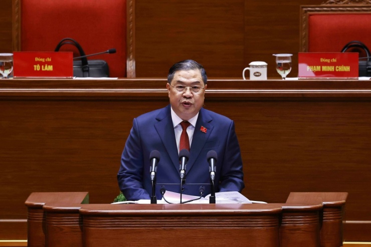 Ông Phạm Gia Túc, Chánh Văn phòng Trung ương Đảng, Trưởng Đoàn Thư ký thông báo kết quả bầu Đoàn Chủ tịch, Đoàn Thư ký tại phiên họp trù bị. Ảnh: TTXVN