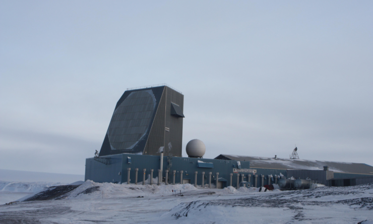 Đài ăng-ten của tổ hợp UEWR thuộc căn cứ Pituffik.