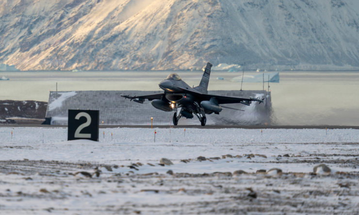 Tiêm kích F-16 cất cánh tại Pituffi.