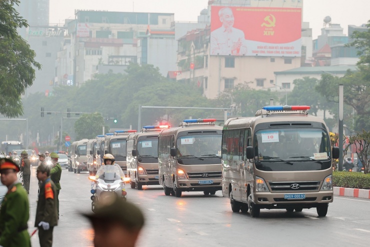 Đoàn xe chở đại biểu đến Trung tâm hội nghị quốc gia dự khai mạc Đại hội. Ảnh: TTXVN