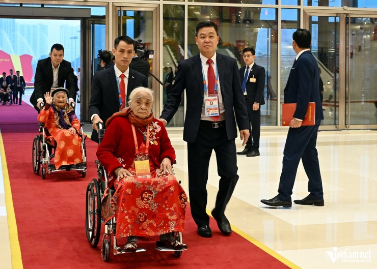 Các đại biểu Mẹ Việt Nam Anh hùng đến dự phiên khai mạc. Ảnh: Phạm Hải