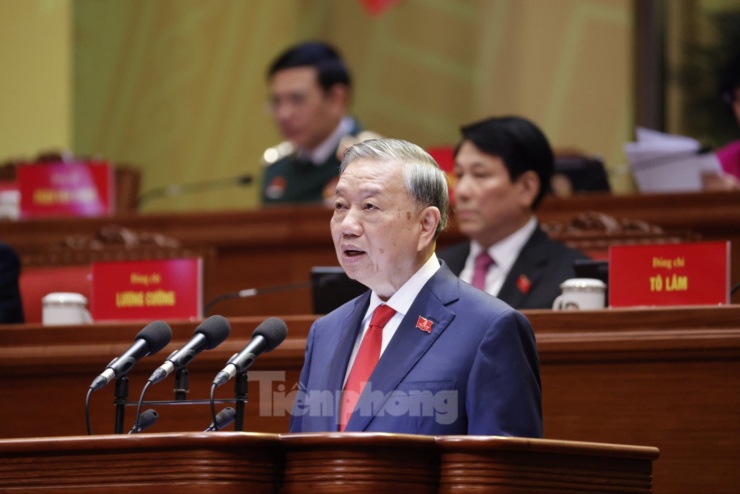 Tổng Bí thư Tô Lâm trình bày báo cáo về các Văn kiện trình Đại hội XIV của Đảng. Ảnh: Như Ý