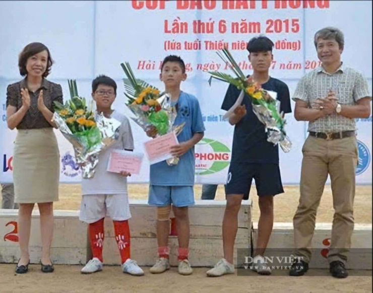 Cầu thủ Nguyễn Nhật Minh "áo xanh đứng giữa" cùng các cầu thủ xuất sắc trong lễ trao giải "Cúp báo Hải Phòng". Ảnh: Gia đình cung cấp