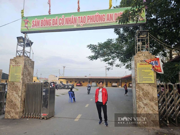 &nbsp;Bố cầu thủ Nguyễn Nhật Minh đứng trước cổng sân bóng (gần cạnh nhà) - nơi&nbsp; ươm mầm con trai từ nhỏ. Ảnh: Nguyễn Đại