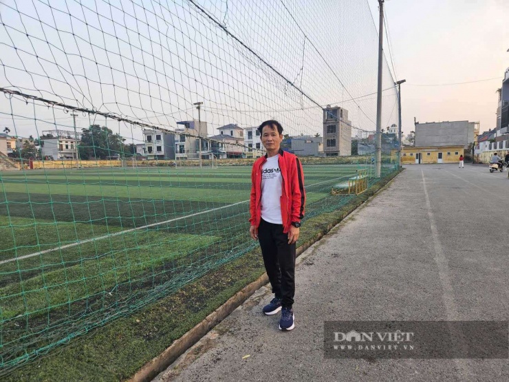 Sân cỏ nhân tạo phường An Dương, trước đây đã gắn bó với tuổi thơ của cầu thủ Nguyễn Nhật Minh. Ảnh: Nguyễn Đại