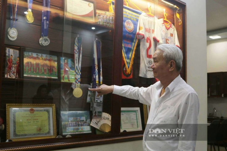 Ông Đặng Văn Sơn – Phó Chủ tịch CLB bóng đá Hải Phòng bên phòng trưng bày kỷ niệm và huy chương của cầu thủ Nguyễn Nhật Minh. Ảnh: Thu Thuỷ