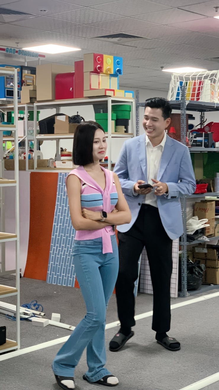 Nhưng bên cạnh những set đồ ưng mắt, Quỳnh Châu cũng cho nhân vật của mình ăn mặc đầy khó hiểu, khiến khán giả hoang mang. Như chiếc áo dệt kim màu hồng pha sọc xanh bị cho là khá sến với hình tượng cá tính của Tú.