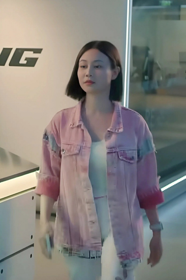 Chiếc áo khoác màu hồng này cũng bị khán giả trừ điểm vì lỗi mốt. Ngay cả công thức phối quần jeans thêu đính kim sa và áo thun ôm cũng là mốt của nhiều năm về trước, thật không hợp với một cô gái hiện đại như Tú.