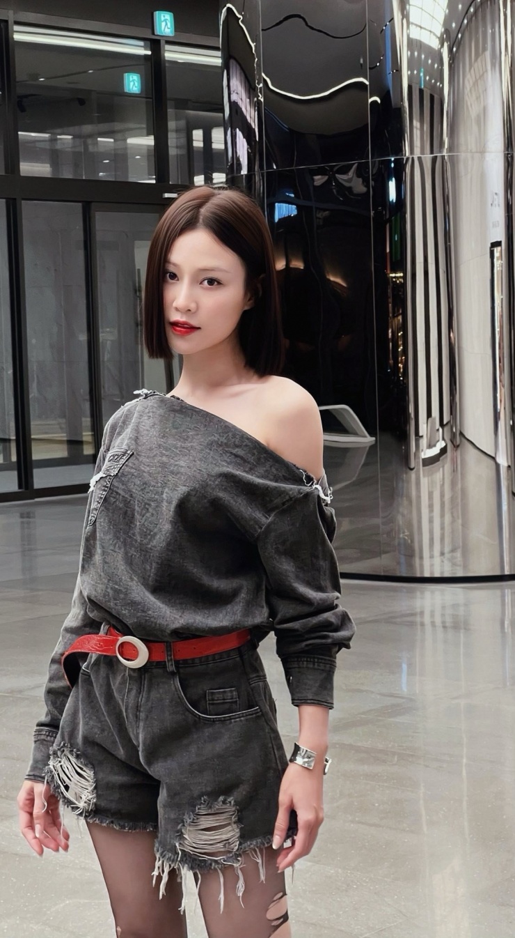 Quỳnh Châu có vẻ rất thích mặc đồ rách tua rua đi kèm thiết kế lạ mắt. Nhưng các mẫu trang phục độc đáo thế này khó được khán giả đại chúng yêu thích.