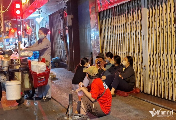 Người dân xếp hàng tại tiệm vàng Mi Hồng lúc 5h30 sáng 20/1. Ảnh: T.C