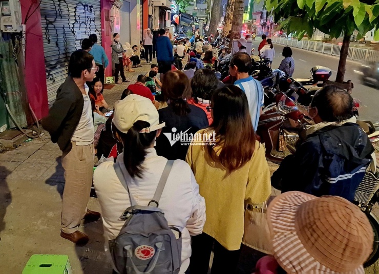 Người dân xếp hàng mua vàng SJC lúc 6h ngày 20/1. (Ảnh: T.C)