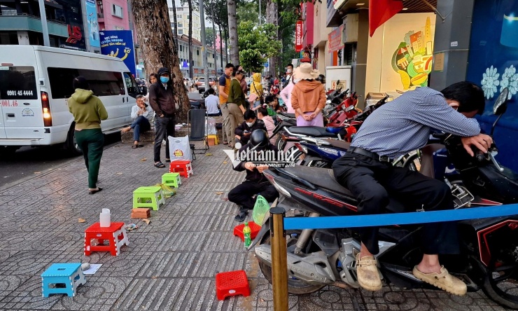 Một người đến xếp hàng mua vàng SJC sớm.