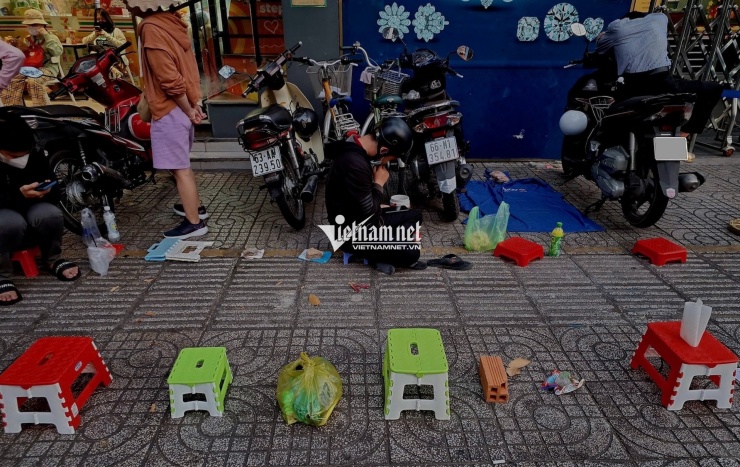 Gạch, ghế nhựa được dùng để giữ chỗ mua vàng SJC. Ảnh: T.C