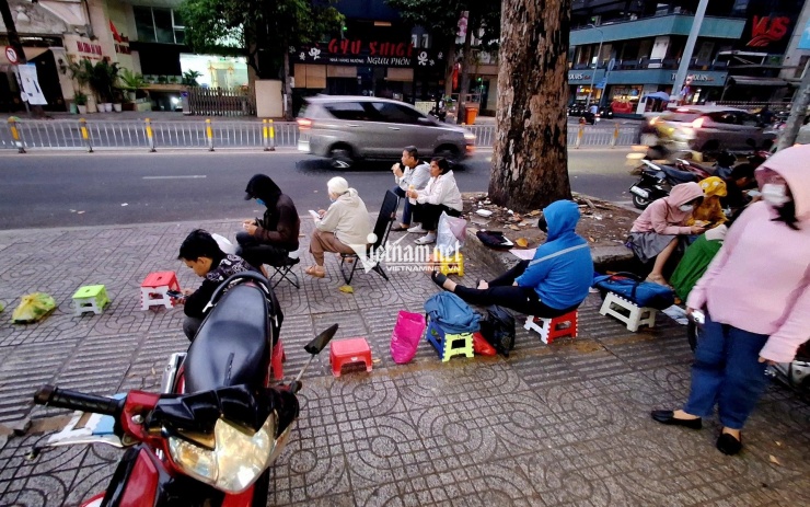 Theo chuyên gia, người dân cần tránh tâm lý "đu đỉnh" mua vàng lúc này. Ảnh: T.C