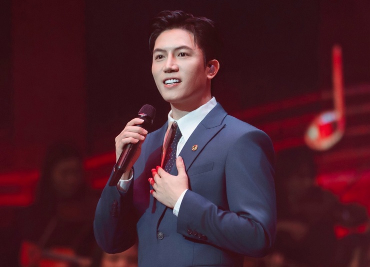 Anh Tú hoàn thiện ca khúc Thưa Đảng trên chuyến bay TPHCM - Hà Nội.