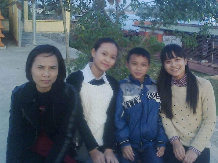 Minh Phúc chụp ảnh cùng mẹ và 2 chị gái vào năm 10 tuổi&nbsp;