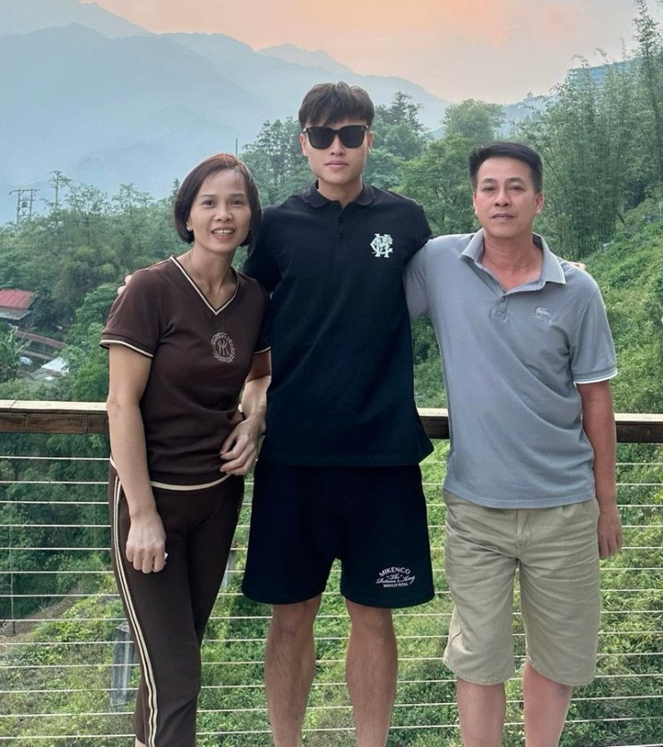 Cầu thủ Minh Phúc bên bố mẹ&nbsp;