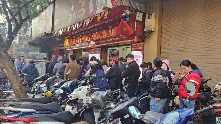 Giá vàng càng tăng mạnh, người dân càng xếp hàng dài để mua.&nbsp;Ảnh: Thái Nguyễn