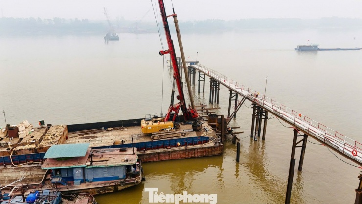 Trong đó, cầu chính được xây dựng với quy mô 4 làn xe cơ giới và 2 làn xe thô sơ, bảo đảm năng lực khai thác lâu dài, phù hợp với định hướng phát triển giao thông hiện đại. Tuyến đường dẫn được đầu tư đồng bộ theo tiêu chuẩn đường cấp III đồng bằng, tốc độ thiết kế 80km/h.