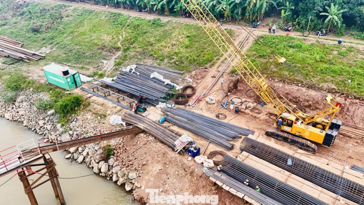 Hiện nhà thầu đang huy động nhiều nhân công, máy móc tiến hành thi công xây dựng mặt bằng công trường, mố nhô, cầu tạm để chuẩn bị thi công cọc khoan nhồi.