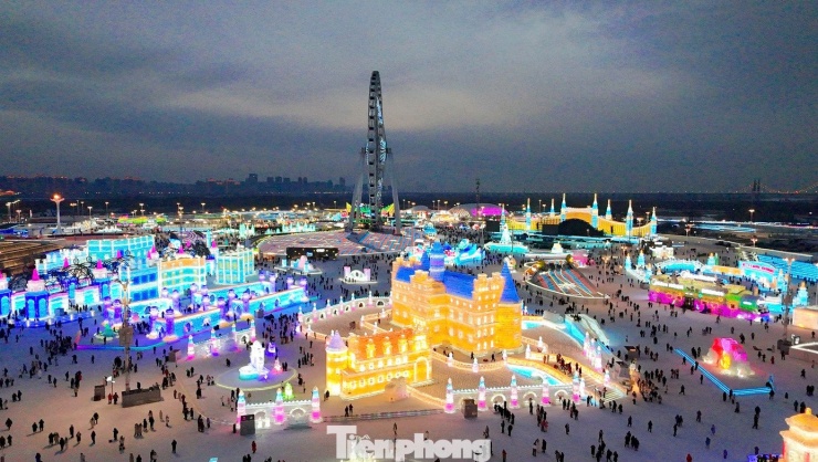 Công nghệ hiện đại được ứng dụng mạnh mẽ: hệ thống chiếu sáng thông minh tạo hiệu ứng lung linh ban đêm, cùng các tính năng tương tác AI giúp khách tham quan trải nghiệm sống động và mới mẻ.