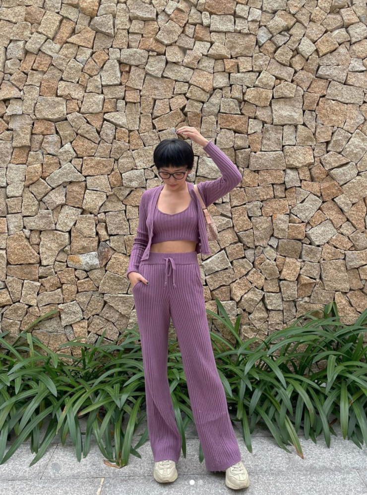 Căn biệt thự sang trọng tại TP.HCM nhìn từ bên ngoài. Nữ ca sĩ tha hồ "check-in" ở bức tường đá bên ngoài.