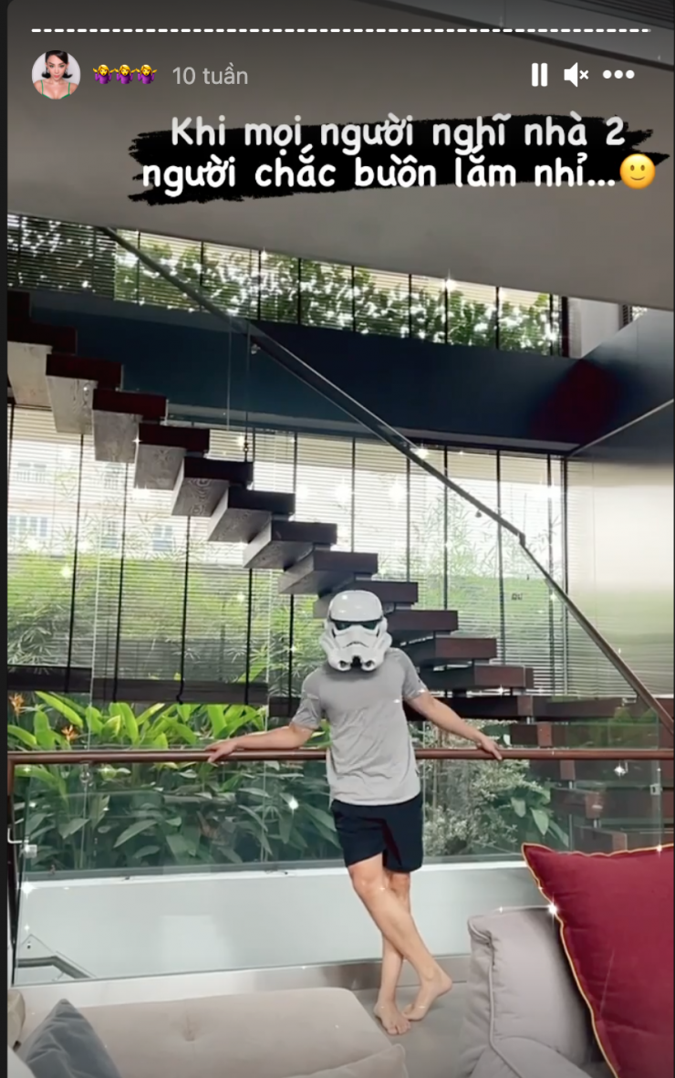 Cả một hệ sinh thái cây xanh được Tóc Tiên - Touliver sắm sửa cho bên trong căn nhà. Để tận dụng ánh sáng tự nhiên, hầu như các vách ngăn, lan can đều làm bằng kính khiến căn nhà trở nên cực chill.