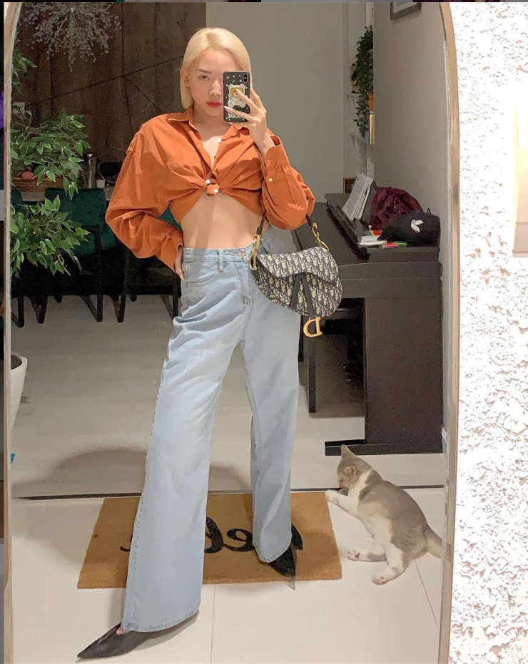 Căn biệt thự được trồng nhiều cây xanh vừa tận dụng tối đa không gian mở, tạo bóng mát, thanh lọc không khí, cũng như là một khu giúp Tóc Tiên tạo ra loạt bức ảnh "triệu like". Cây cối được điểm xuyết ở bất cứ góc nào trong khu biệt thự ngập tràn ánh sáng.