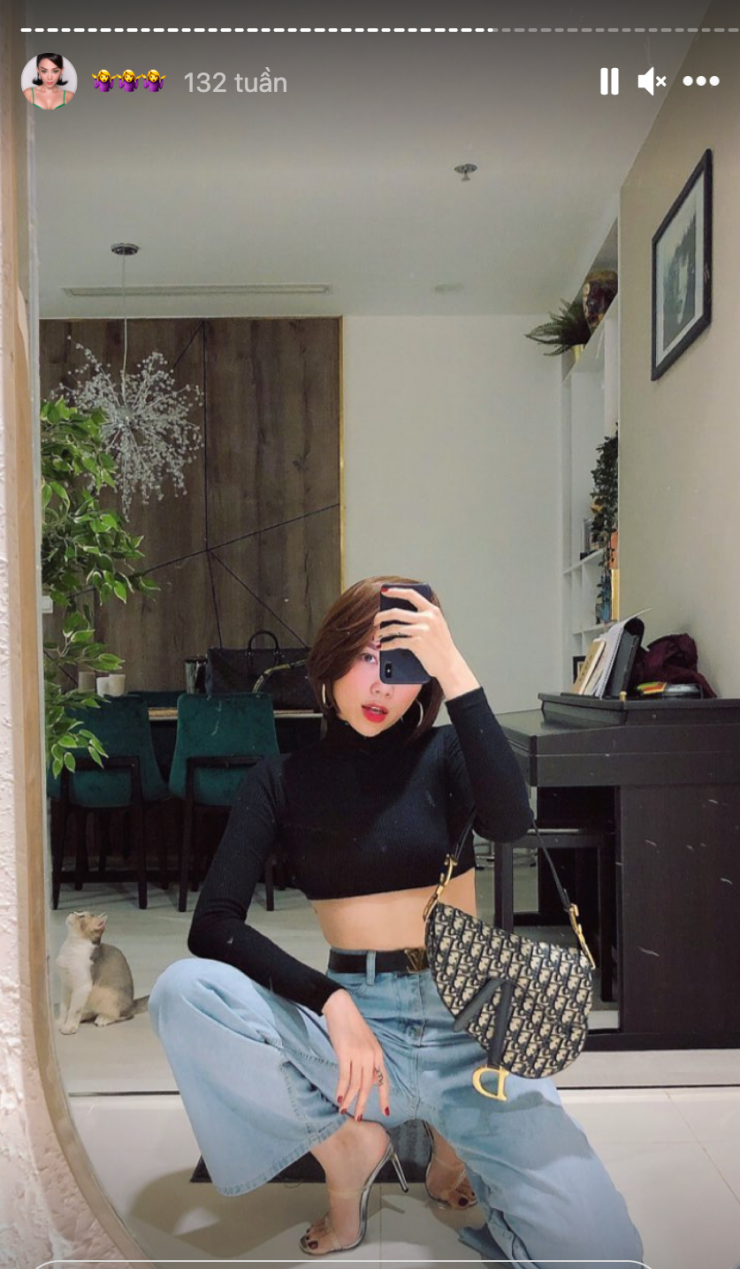 Dân tình "phát mê" bởi chiếc gương ăn tiền, có nguyên một bộ bàn ăn xịn và cây đàn xinh xắn trong góc phòng mà Tóc Tiên yêu thích, thường xuyên chụp ảnh.