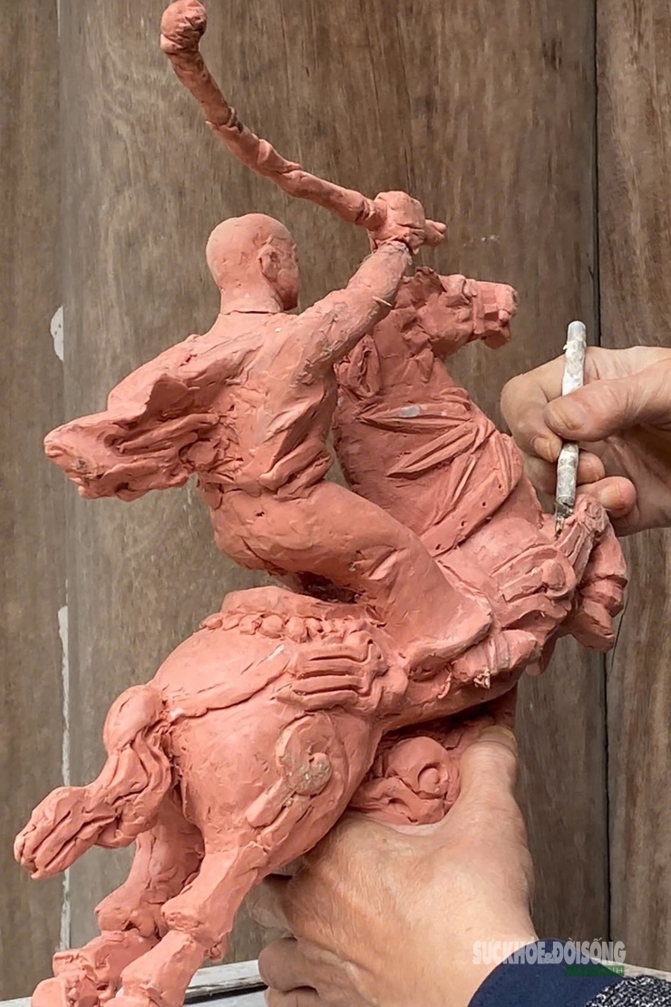 Họa sĩ Vũ Dũng tạo hình khối bằng đất sét.