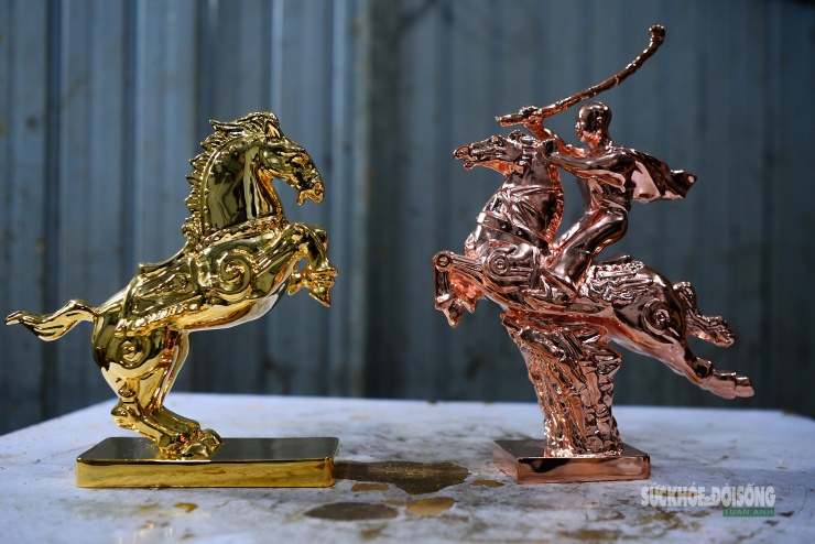 Cũng theo ông Văn, chỉ còn chưa đầy một tháng nữa là đến Tết Nguyên đán, xưởng đã nhận được những đơn đặt hàng đầu tiên. Năm nay, đơn vị chủ động sản xuất số lượng giới hạn nhằm đảm bảo chất lượng chế tác và phục vụ tốt nhu cầu của khách.