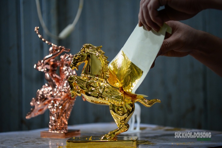 Lớp vàng kim được ép sát bề mặt linh vật, làm nổi bật hình khối và thần thái nhân vật.