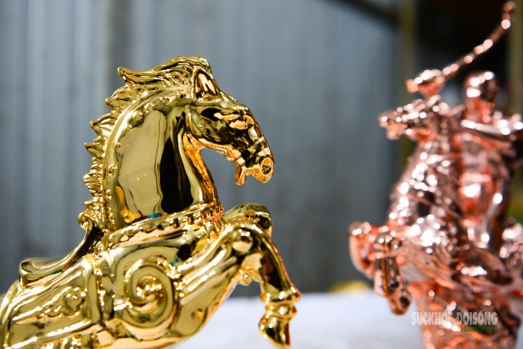 Ngắm linh vật ngựa dát vàng giá hàng chục triệu đồng - 10