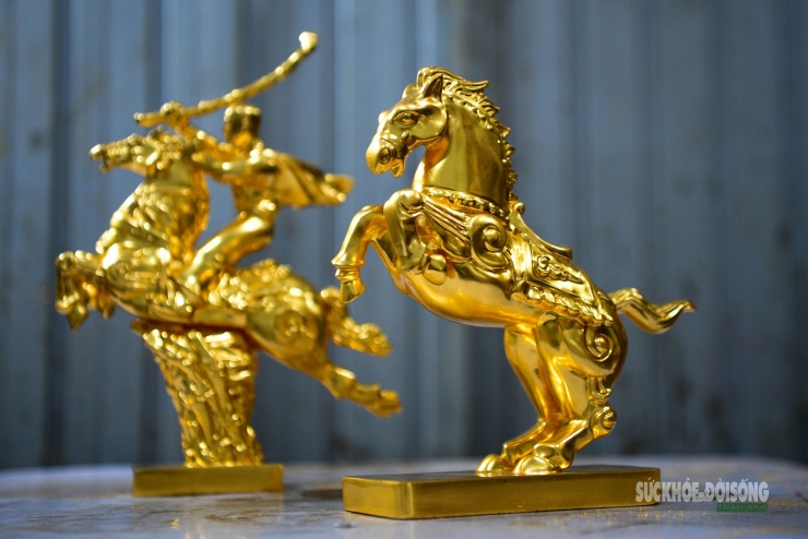 Từng công đoạn đều phải làm nhiều lần và hết sức tỉ mỉ, chi tiết.