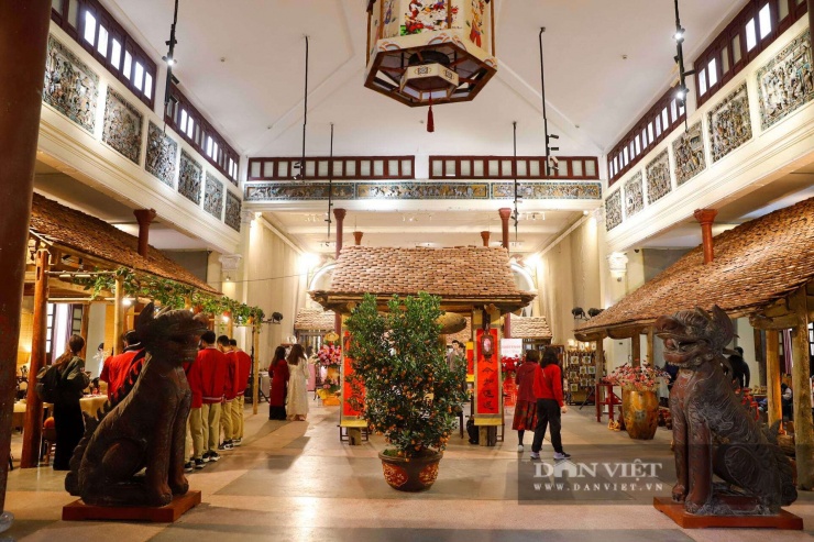 Trong không gian đượm màu thời gian của di sản 22 Hàng Buồm (Hội quán Quảng Đông), không khí Xuân xưa đã được đánh thức qua chương trình "Tết Việt – Tết Phố", khai mạc ngày 17/1 vừa qua. Với sự phối hợp giữa Ban Quản lý hồ Hoàn Kiếm và Phố cổ Hà Nội cùng cộng đồng, sự kiện không chỉ tái hiện phong vị Tết truyền thống mà còn lan tỏa mạnh mẽ nét đẹp văn hóa Việt đến với công chúng.