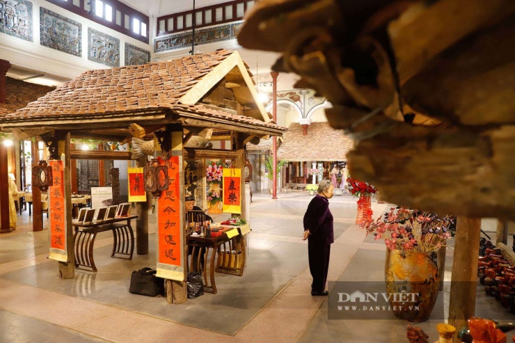 Đây cũng là lần đầu tiên di tích số 22 Hàng Buồm được lựa chọn để tái hiện không gian Tết và chợ Tết vùng đồng bằng Bắc Bộ, gợi lại hình ảnh chợ xuân xưa trong ký ức cộng đồng. Ban Tổ chức đã tái dựng những nếp nhà truyền thống với mái ngói rêu phong, những cây cột gỗ nhuốm màu thời gian trong không gian chính của Trung tâm văn hóa nghệ thuật.